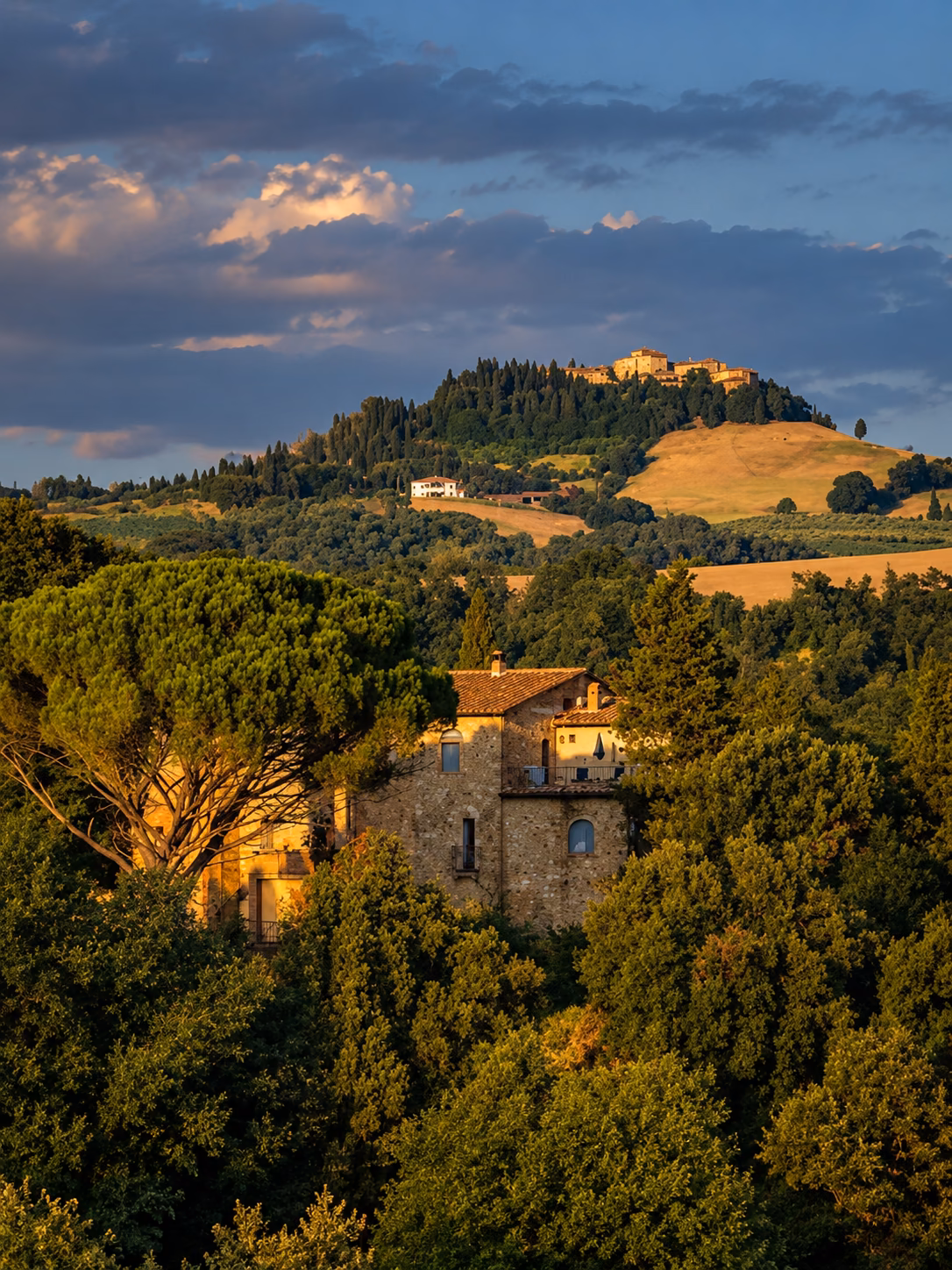 Casale in pietra tra le colline toscane al tramonto
